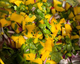 Foto del paso 4 de la receta: Tacos de langostinos marinados y pico de gallo con mango