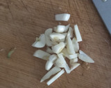 Foto del paso 3 de la receta: Ensalada templada de espinacas, gulas al ajillo y rulo de cabra