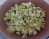 Foto del passaggio 1 della ricetta Bigoli con crema di zucchine, zucchine e cipollotti brasati