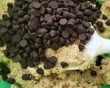 Foto langkah ke 5 dari resep Choco chip cookies takaran sendok.