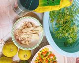 รูปขั้นตอนการทำที่ 1 ของ ซุปผักชีมะนาว / lemon coriander soup 🍋 🍲
