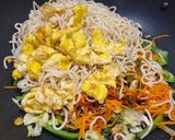 A picture of step 2 of Stir Fried Mixed Vegetables and Eggs Hakka Noodles.
