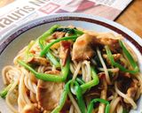 Hình bước làm 3 của món Mỳ Udon xào sốt Bulgogi vs bó xôi và nấm