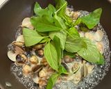 A picture of step 5 of Stir-Fried Clams.