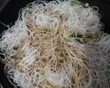 Foto langkah ke 5 dari resep Bihun goreng telur bebek.