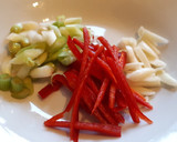 Foto del paso 2 de la receta: Ensalada de col con aderezo de lima, leche de coco y cacahuetes