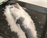 Foto del paso 3 de la receta: Lubina a la sal