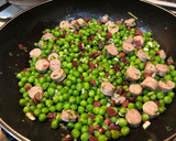 Foto del paso 6 de la receta: Guisantes salteados con jamón, huevos de codorniz y salchichas