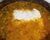 A picture of step 5 of Methi matar malai.