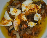 Foto del paso 8 de la receta: Huevo roto en escabeche ligero de setas