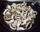 Foto del paso 4 de la receta: Muslitos de pollo con champiñones y vermú