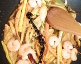 Une image de l'étape 2 de Nouilles de riz noir crevettes. Young Black pepper.