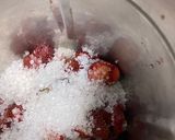 A picture of step 3 of Strawberry Popsicles.