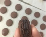 Foto langkah ke 4 dari resep Dark choco french macaron less sugar.