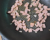 Hình bước làm 2 của món Mỳ tôm xào thịt hộp spam