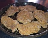 Foto del paso 2 de la receta: Milanesa a la napolitana con puré y ensalada