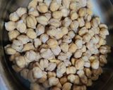 A picture of step 1 of Crispy masala chana katori.