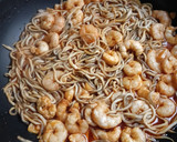 Foto del paso 3 de la receta: Espaguetis con Gulas y Gambas