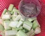 Hình bước làm 1 của món Canh mướp chả cá thu