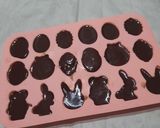 Foto del paso 4 de la receta: Figuras de chocolate pascuales