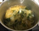 Foto del paso 4 de la receta Sopa de miso con cebolla, patata y wakame