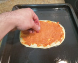 Foto del paso 3 de la receta: Pizza de jamón, sobrasada y queso
