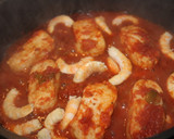 Foto del paso 13 de la receta: Merluza con gambas en salsa de tomate