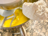 Pastel de almendras (Almond and peach cake in syrup)
