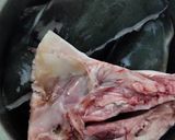 Hình bước làm 1 của món ĐẦU CÁ BASA LÁ ME - KHẾ CHUA