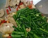 Foto langkah ke 3 dari resep Tumis Kacang Panjang Bakso.