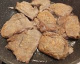 Magyaros sertésszelet serpenyős szaftban recept fázis 2 fotója