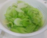 潮汕豬肉條炒西芹的食譜步驟2照片