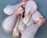 Foto del paso 1 de la receta: Muslos de pollo en salsa de limón, azafrán y ajos tiernos