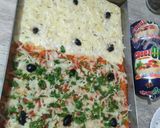 صورة لخطوة 4 من وصفة بيتزا كاري 🍕ميلونج الصلصة الحمراء والبيضاء
