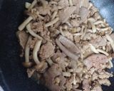 รูปขั้นตอนการทำที่ 4 ของ ตับผัดซีอิ๊วใส่หมูสับและเห็ดชิเมจิ