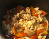 Foto del paso 2 de la receta: Fideuá melosa de pollo con pimientos