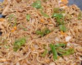 Foto langkah ke 6 dari resep Mie Goreng Jamur.