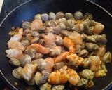 Foto del paso 3 de la receta: Sopa de gambas y chirlas
