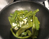 Foto del paso 2 de la receta: Judías verdes salteadas con jamón y filete de pechuga de pollo