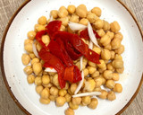 Foto del paso 1 de la receta: Ensalada de garbanzos con vinagreta casera