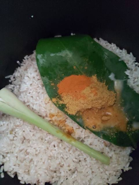 Langkah-langkah untuk membuat Cara bikin Nasi kuning + ayam goreng lengkuas bumbu racik