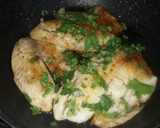Foto del paso 2 de la receta: Filete de pescado con salsa soya, perejil y romero