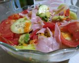 Foto del paso 5 de la receta: Ensalada veraniega: Pepino, tomate, palta, zanahoria y jamón