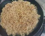 Foto langkah ke 4 dari resep Omelet mie sederhana.
