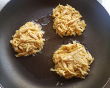Foto del paso 2 de la receta: Tortitas de pollo en salsa verde