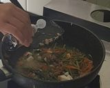 รูปขั้นตอนการทำที่ 3 ของ ผัดผักบุ้งหมูสับไข่เค็ม