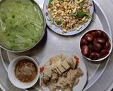 Hình bước làm 7 của món Cơm nhà gồm có: canh bí xanh, nộm da heo, thịt luộc chấm mắm tôm