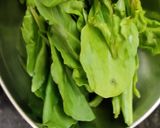 A picture of step 1 of Baby spinach salad.