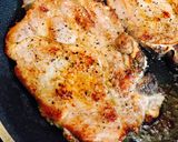 รูปขั้นตอนการทำที่ 2 ของ หมูทอดเกลือพริกไทยดำ(สูตรน้ำมันน้อย)