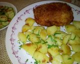 Csirkefar petrezselymes burgonyával és uborkasalátával recept fázis 4 fotója